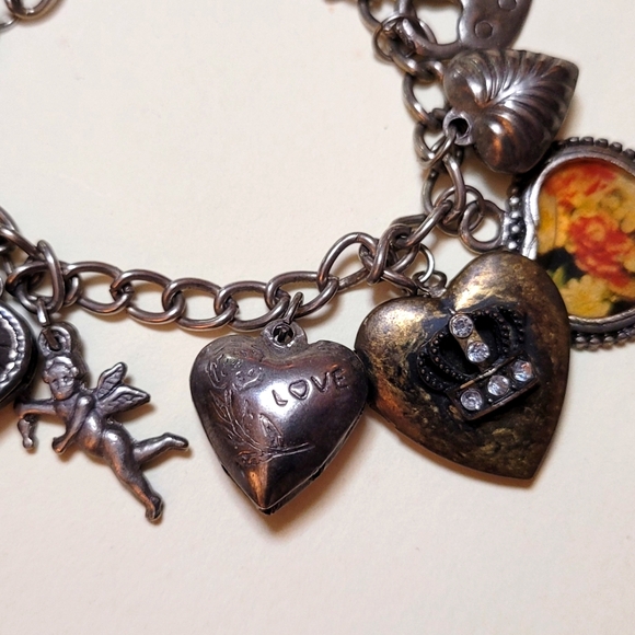 Vtg 1960s PUFFY HEART cupid SILVER 11 charms BRACELET - Picture 2 of 4